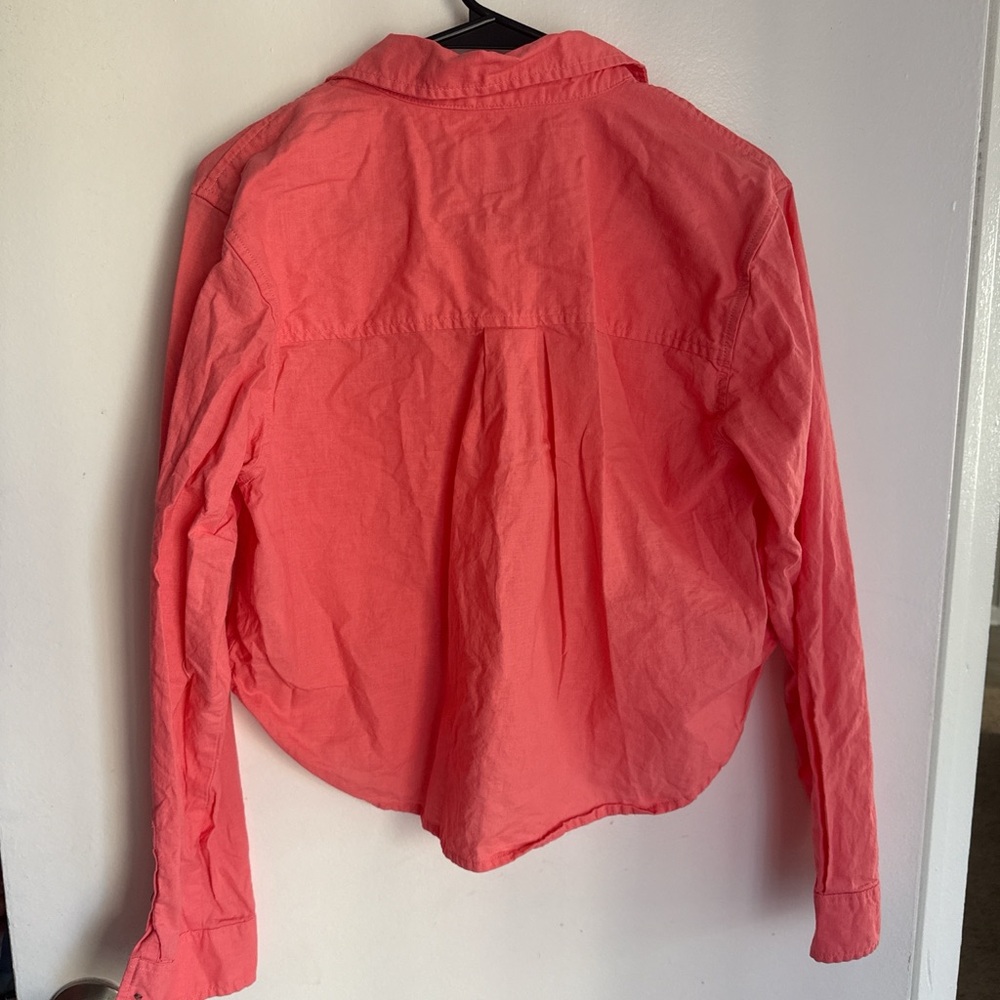 Universal Thread Coral Button-Front Cropped Top - Picture 4 of 4